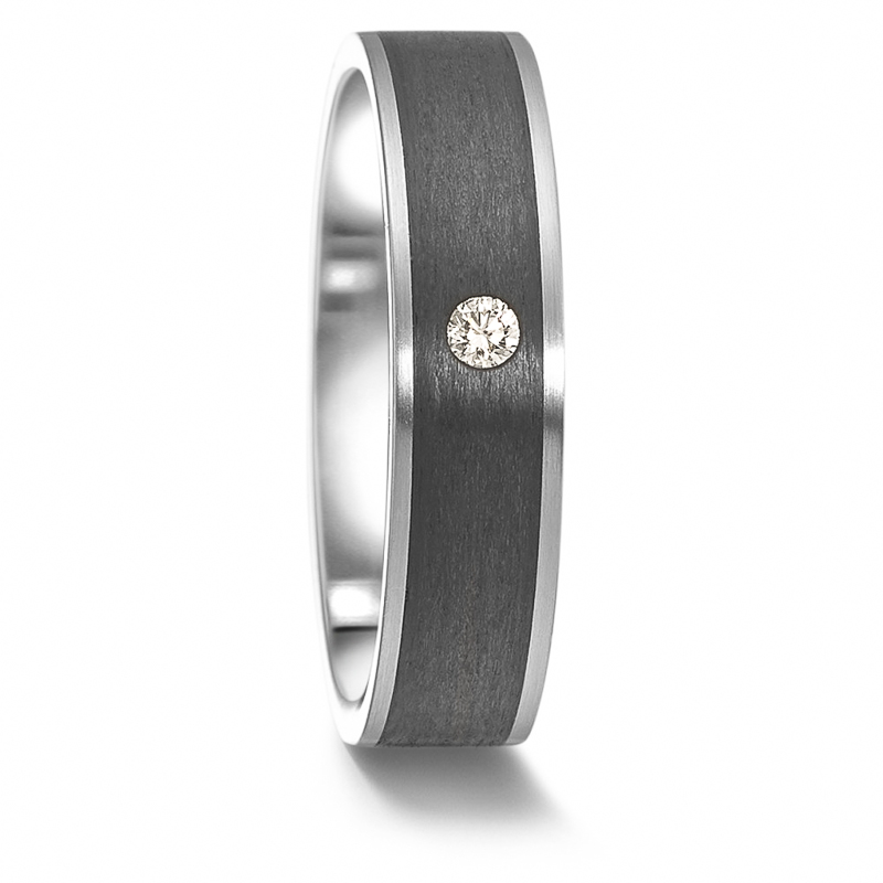 Aufnahme des Partnerrings aus Edelstahl und Carbon matt mit Diamanten
