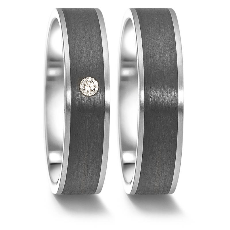 Aufnahme der Partnerringe aus Edelstahl und Carbon mit Mattierung und Diamanten