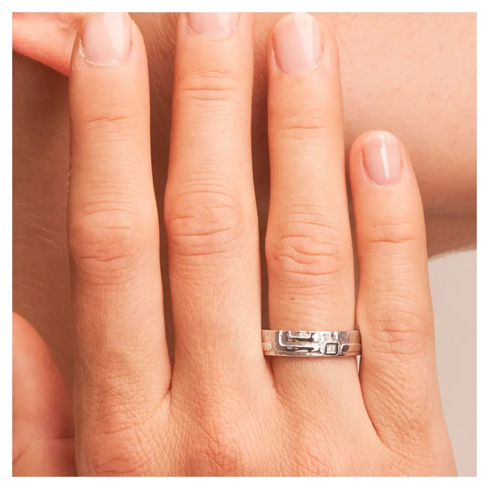 Strukturierte Silber 925 Eheringe mit Diamanten auf Hand am Gesicht im Zoom