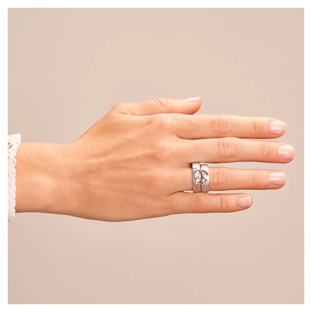 Strukturierte Silber 925 Eheringe mit Peace Zeichen und Diamanten auf Hand