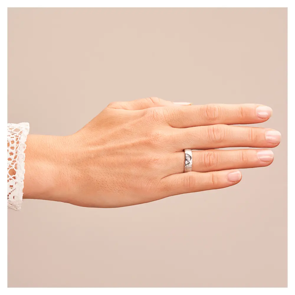 Strukturierte Silber 925 Eheringe mit Peace Zeichen und Diamanten auf Hand