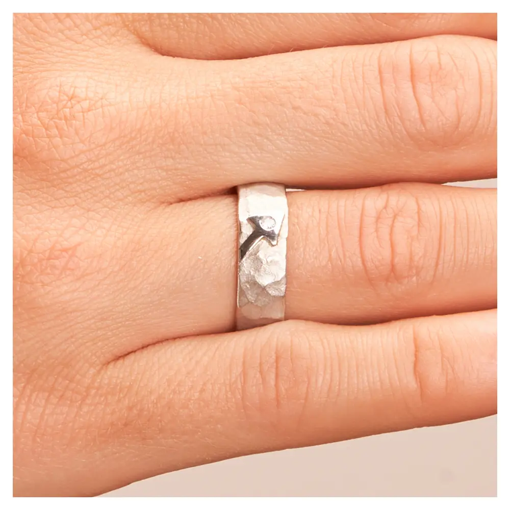 Strukturierte Silber 925 Eheringe mit Pfeilmuster Diamanten auf Hand im Zoom