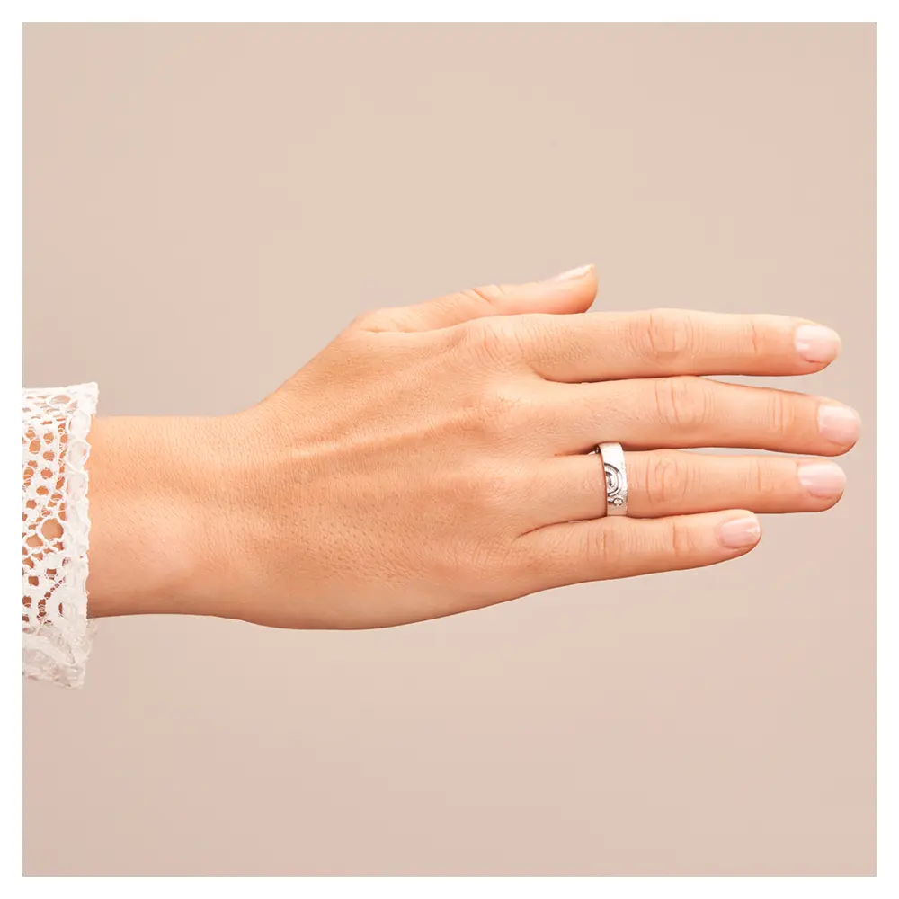 Strukturierte Silber 925 Eheringe mit ringübergreifender Spirale und Diamanten auf Hand