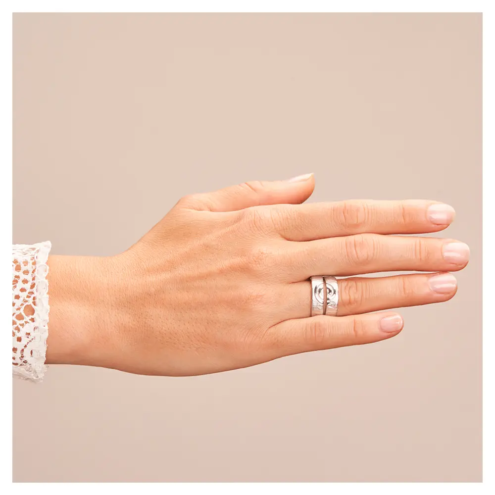 Strukturierte Silber 925 Eheringe mit ringübergreifender Spirale und Diamanten auf Hand