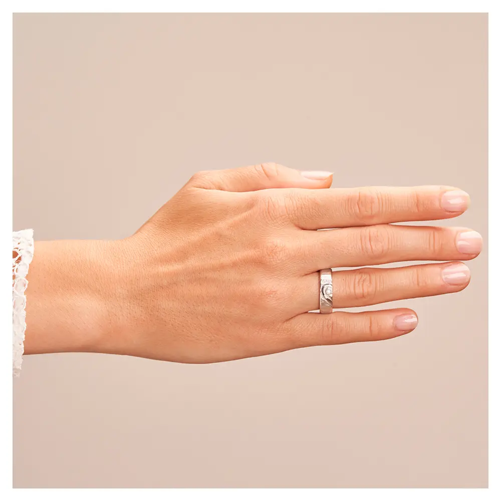 Silber 925 Eheringe mit ringübergreifendem Herz und Diamanten auf Hand