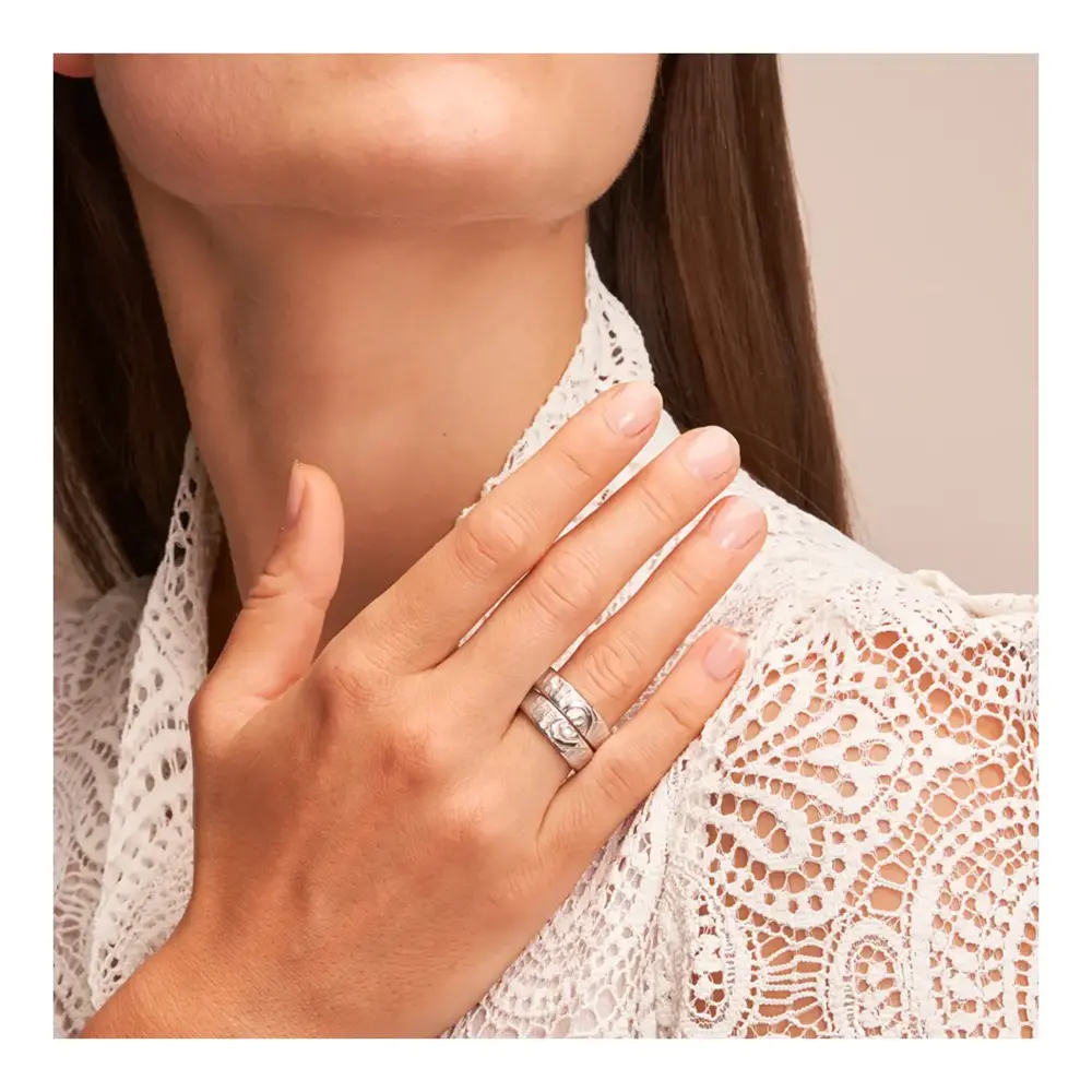Weißgold Eheringe mit ringübergreifendem Herz und Diamanten auf Hand