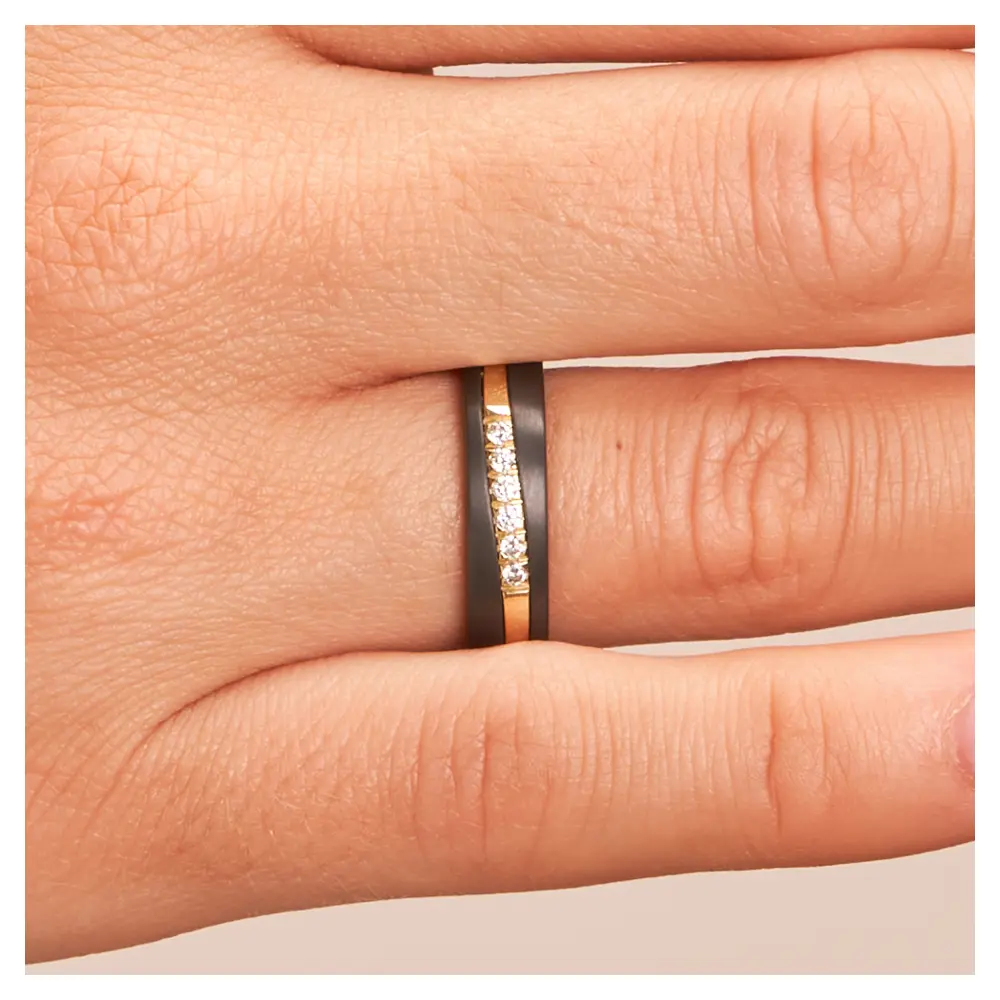 Ehering aus poliertem Gelbgold & dunklem Zirkonium mit 6 Diamanten auf Hand im Zoom