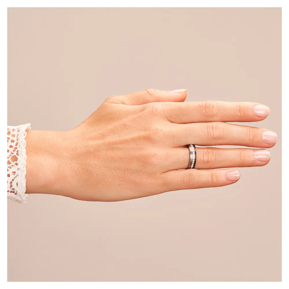 Ehering aus Titan&Weißgold&Zirkonium in matt-poliertem Design mit Diamanten auf Hand