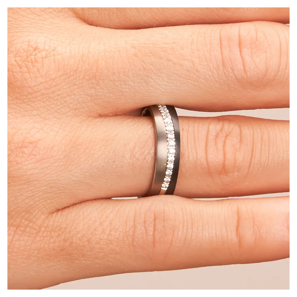 Ehering aus Titan&Weißgold&Zirkonium in matt-poliertem Design mit Diamanten auf Hand im Zoom