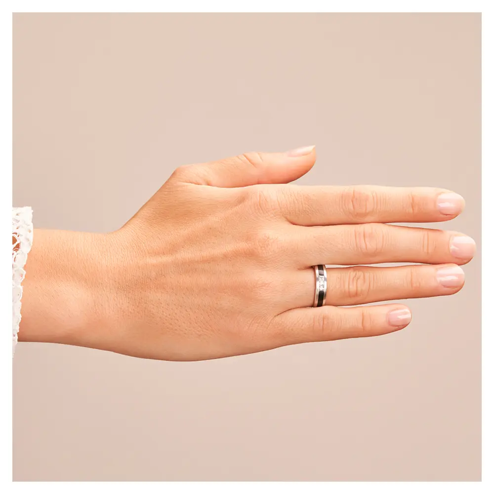 Trauring aus Weißgold und Zirkonium bicolor mit drei Diamanten auf Hand