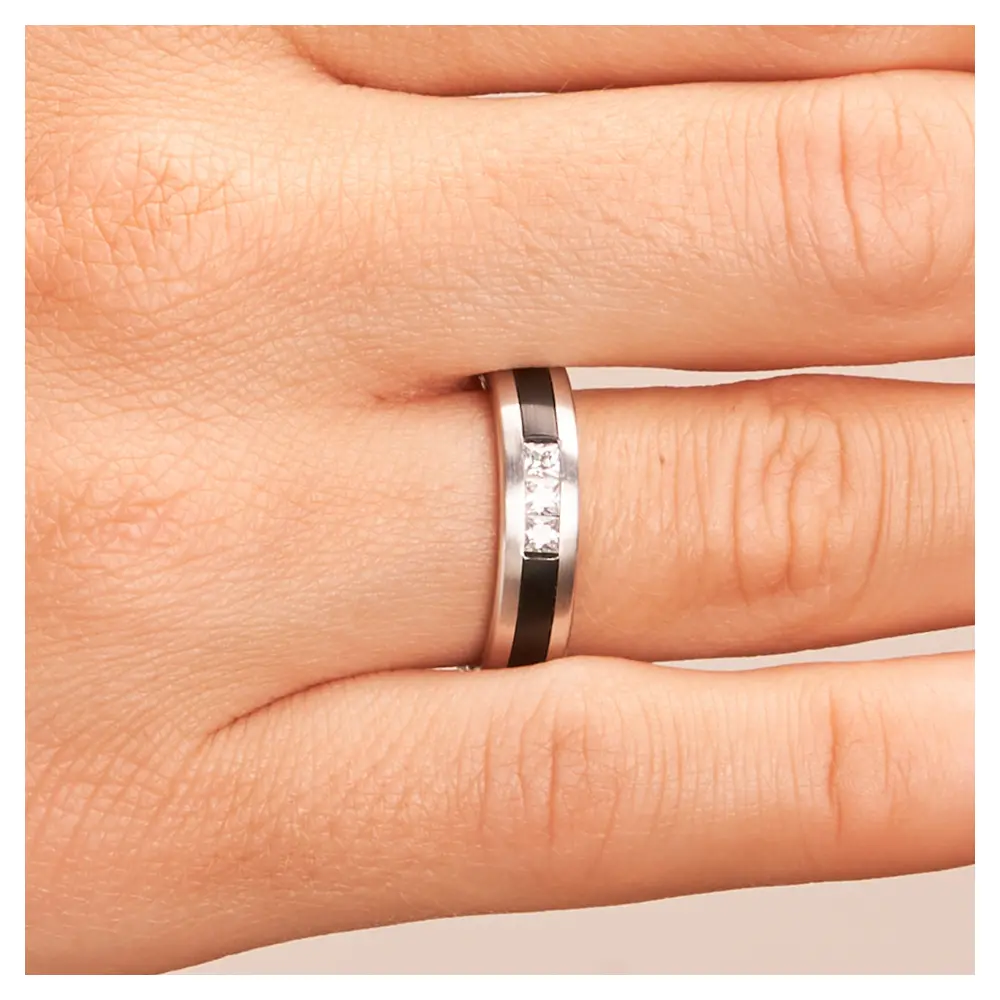 Trauring aus Weißgold und Zirkonium bicolor mit drei Diamanten auf Hand im Zoom