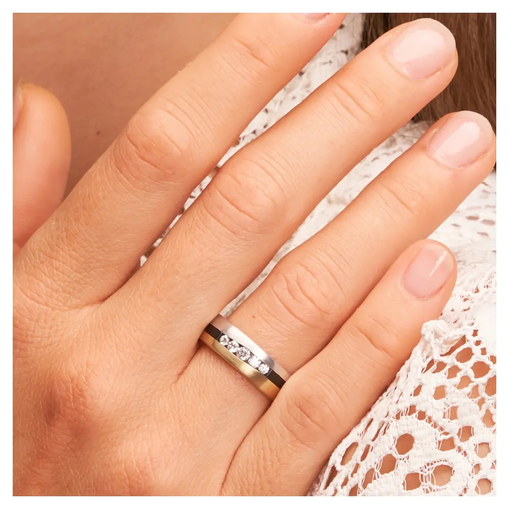 Trauring aus Gelbgold&Weißgold&Zirkonium tricolor mit 5 Diamanten auf Hand