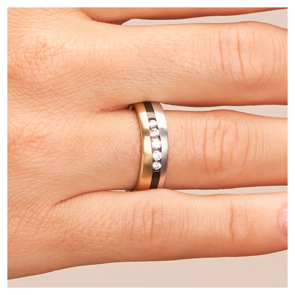 Trauring aus Gelbgold&Weißgold&Zirkonium tricolor mit 5 Diamanten auf Hand im Zoom