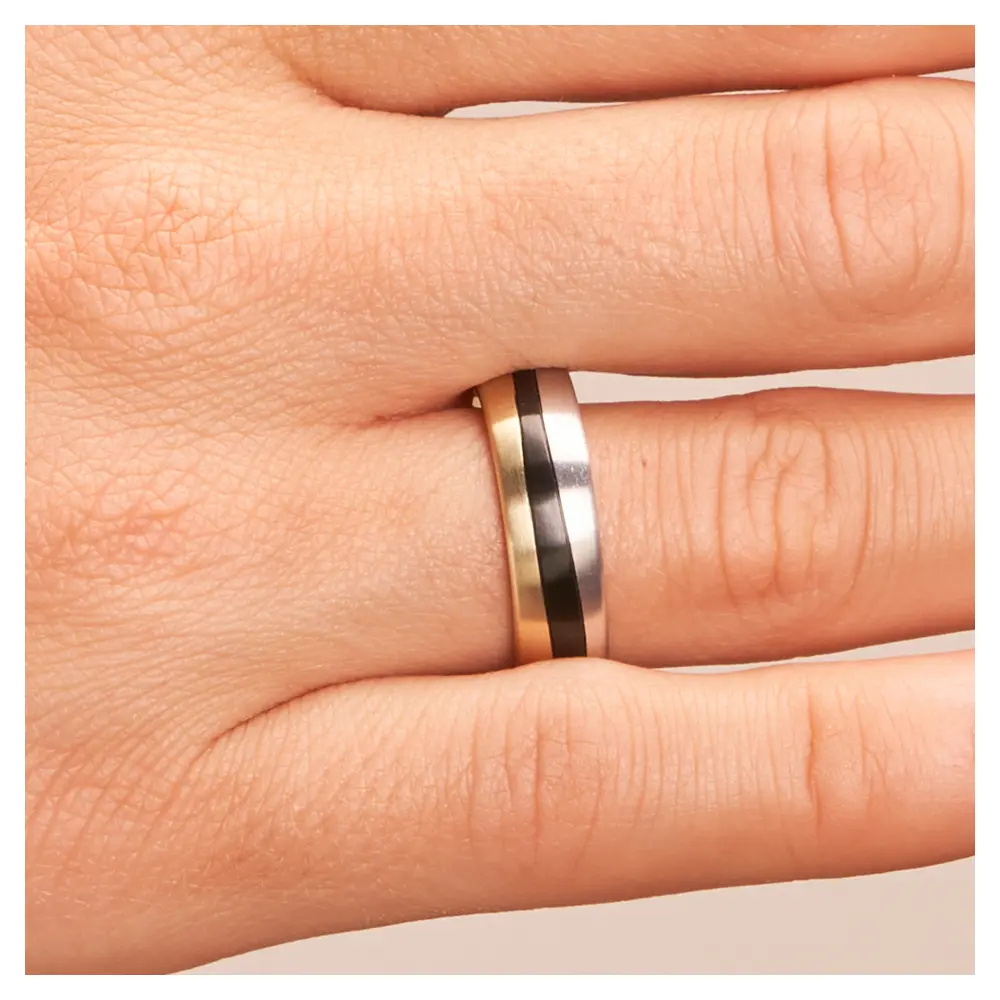 Trauring aus Gelbgold&Weißgold&Zirkonium tricolor auf Hand im Zoom