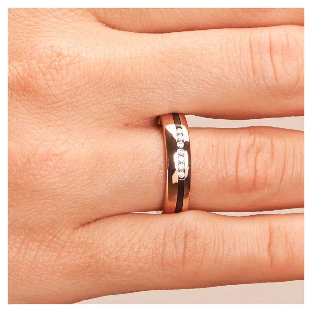 Ehering aus Roségold mit Zirkoniumstreifen und sieben Diamanten auf Hand im Zoom