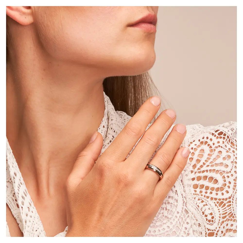 Ehering aus Roségold mit Zirkoniumstreifen und sieben Diamanten auf Hand