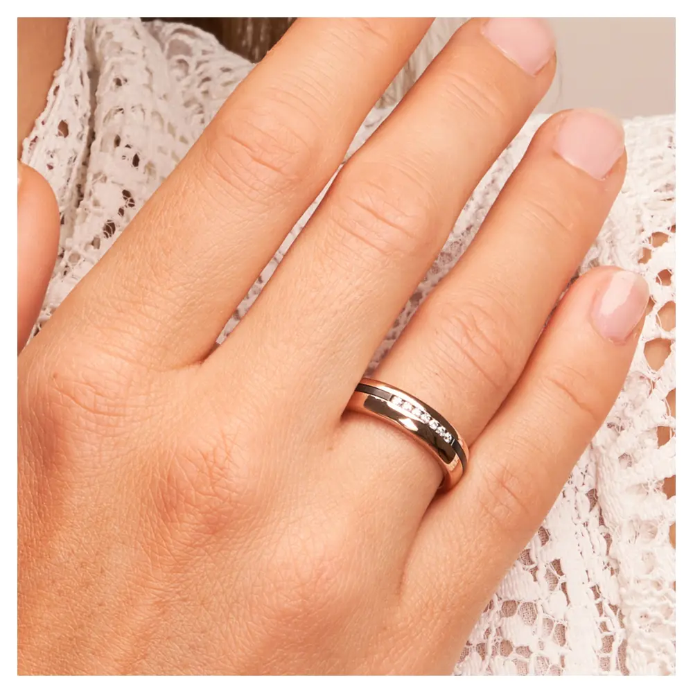 Ehering aus Roségold mit Zirkoniumstreifen und sieben Diamanten auf Hand im Zoom
