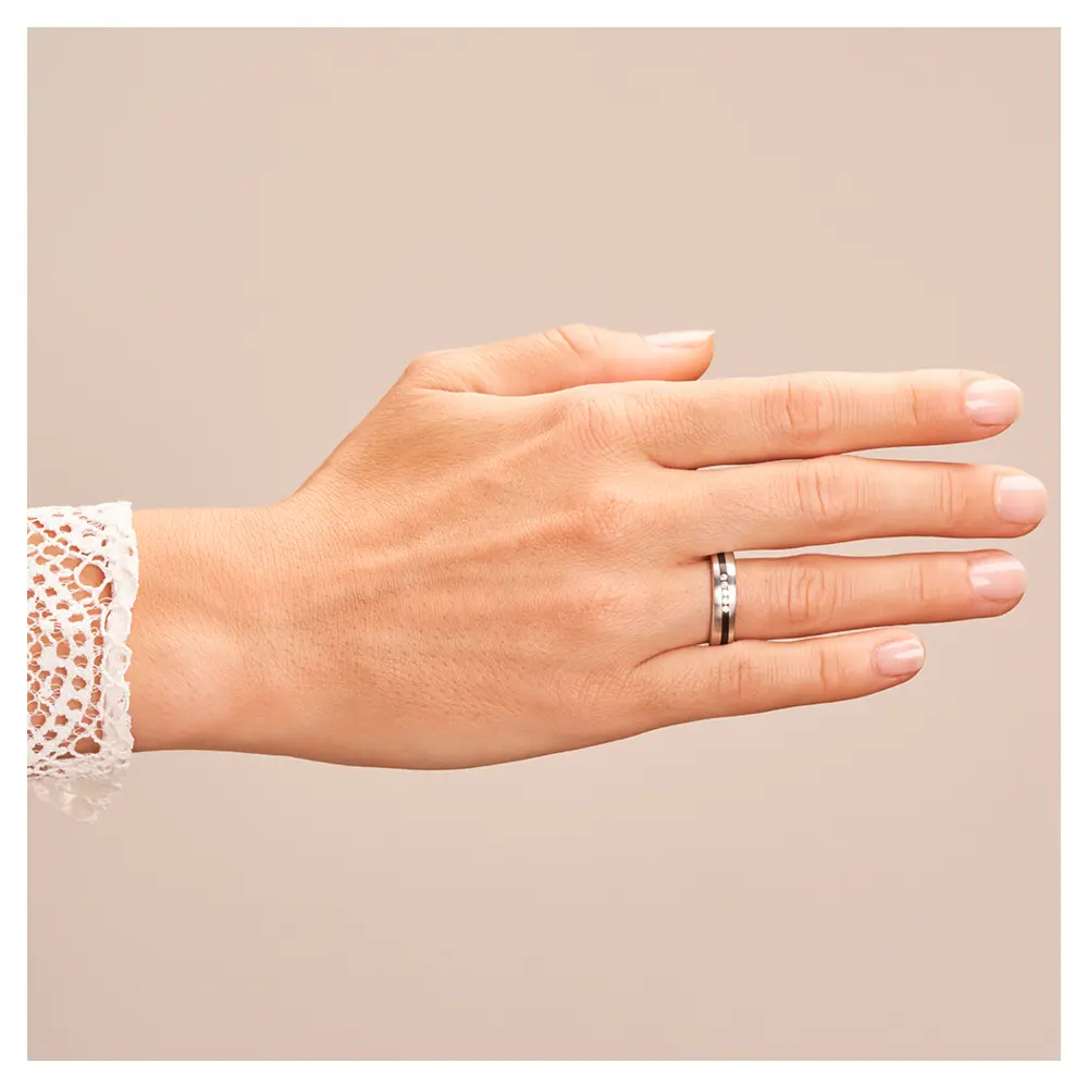 Ehering aus Weißgold mit Zirkoniumstreifen und fünf süßen Diamanten auf Hand