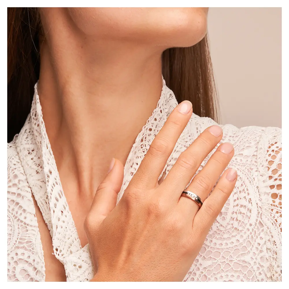 Trauring aus Weißgold&Roségold&Zirkonium mit fünf Diamanten auf Hand am Gesicht