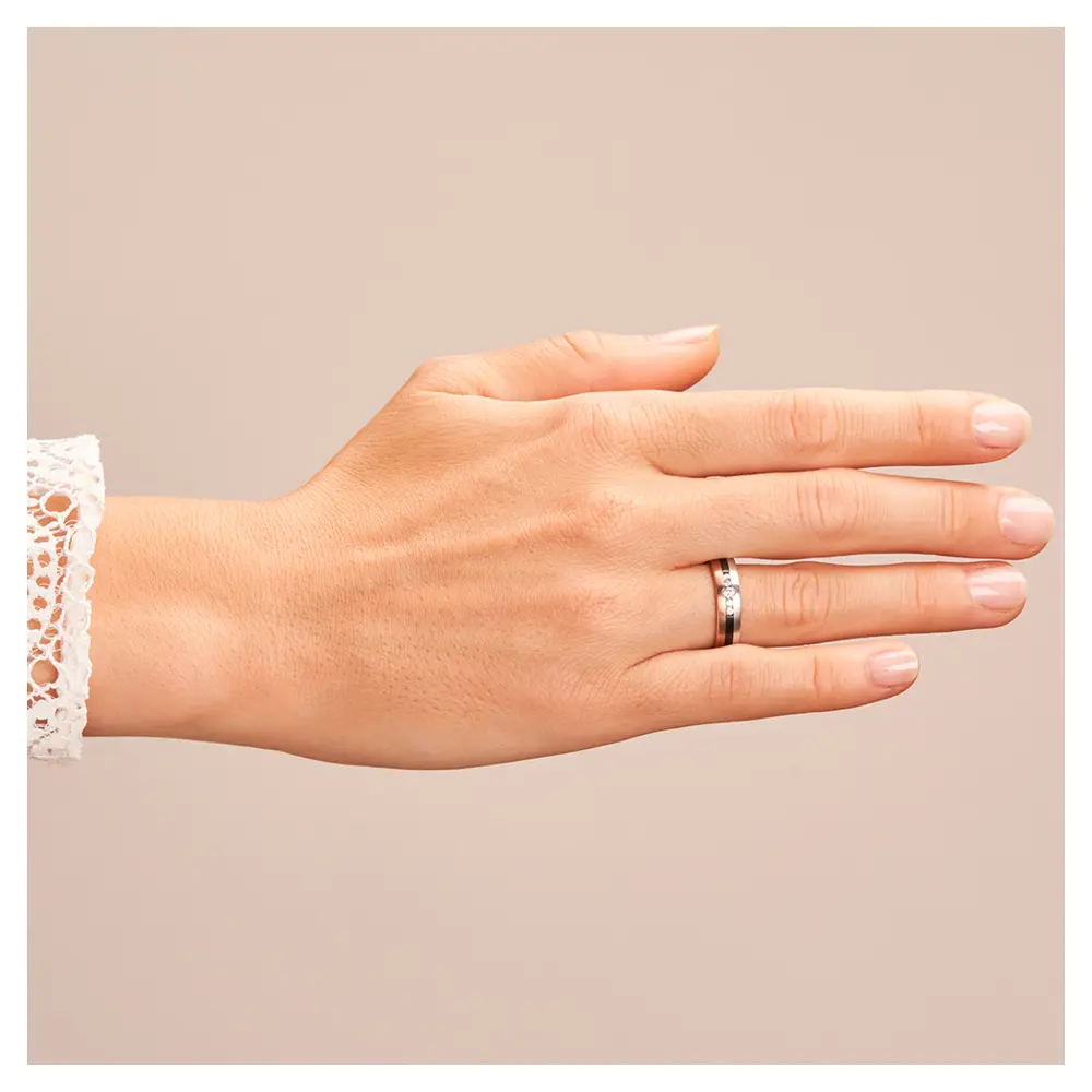 Trauring aus Weißgold&Roségold&Zirkonium mit fünf Diamanten auf Hand