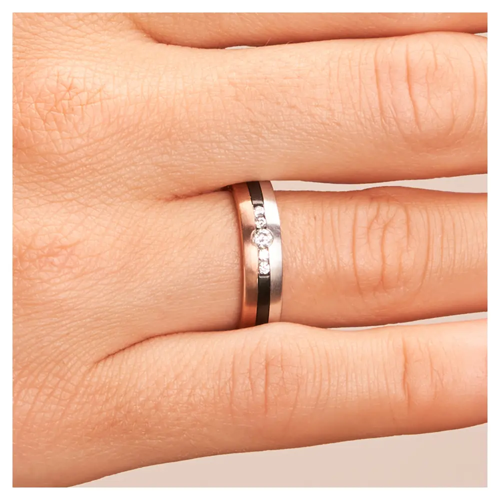 Trauring aus Weißgold&Roségold&Zirkonium mit fünf Diamanten auf Hand im Zoom