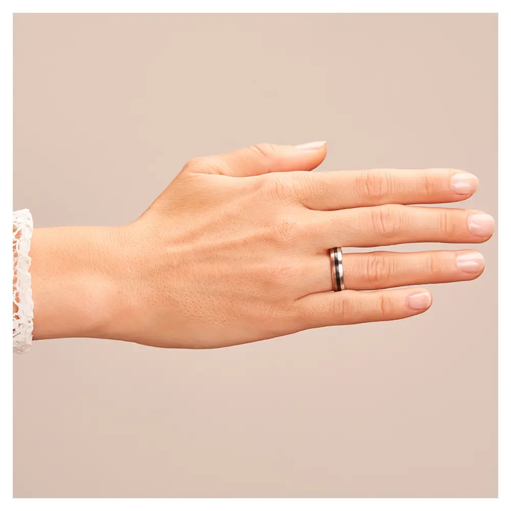 Trauring aus Weißgold&Roségold&Zirkonium auf Hand