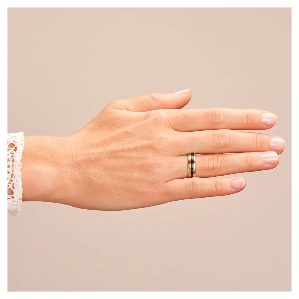 Trauringe aus Gelbgold & Zirkonium bicolor auf Hand