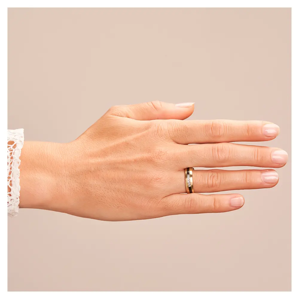 Trauringe aus Gelbgold & Zirkonium bicolor mit fünf Diamanten auf Hand