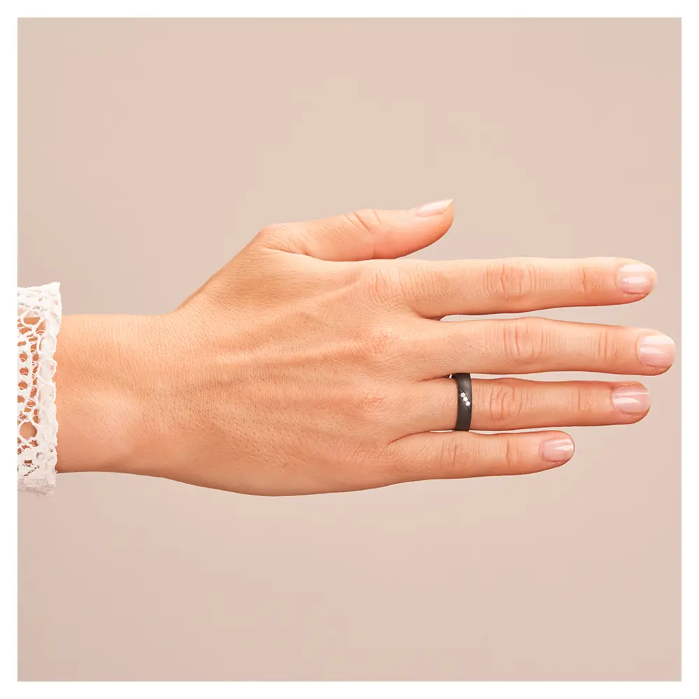 Ehering aus Zirkonium mit 3 Diamanten und besonderer Oberfläche auf Hand
