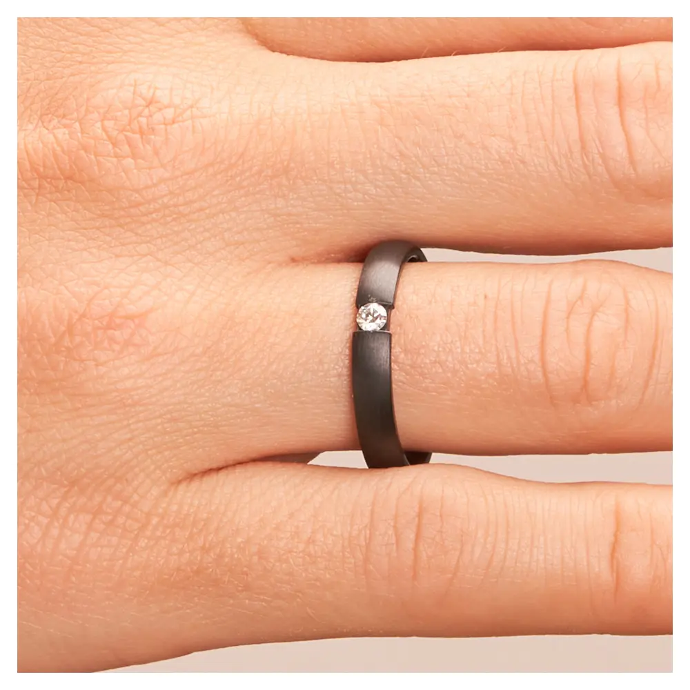 Ehering aus Zirkonium in zwei Breiten mit Diamanten auf Hand im Zoom