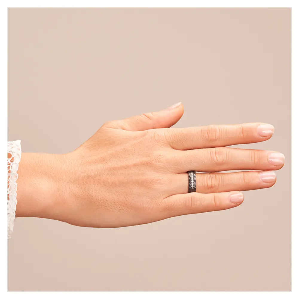 Ehering aus Zirkonium mit Hammerschlag und 7 Diamanten auf Hand