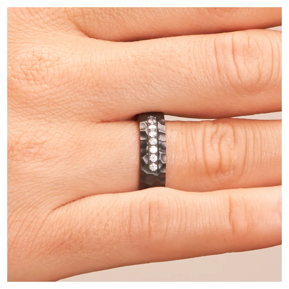 Ehering aus Zirkonium mit Hammerschlag und 7 Diamanten auf Hand im Zoom