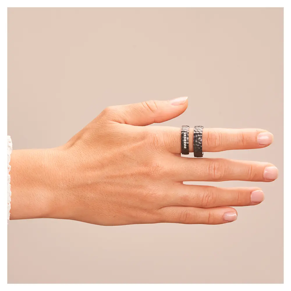 Eheringe aus Zirkonium mit Hammerschlag und 7 Diamanten auf Hand