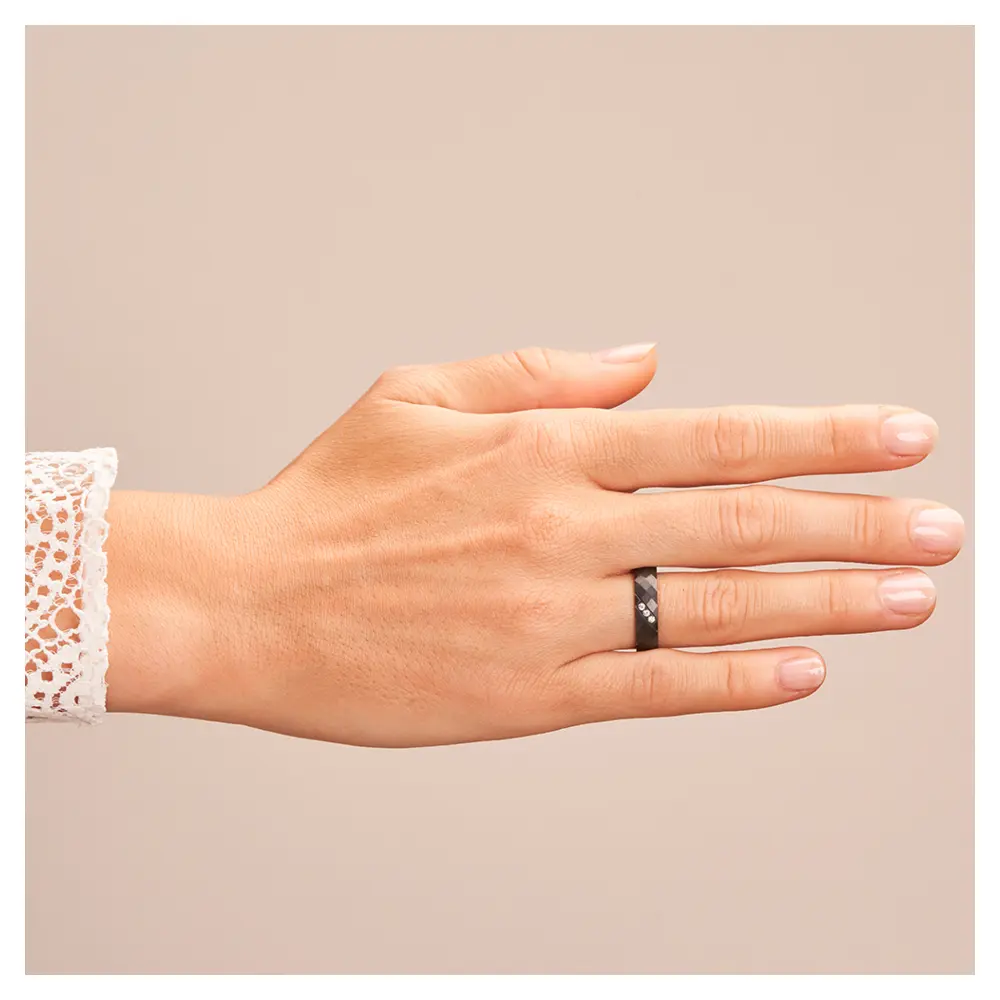 Ehering aus Zirkonium mit strukturierter Oberfläche und 3 Diamanten auf Hand
