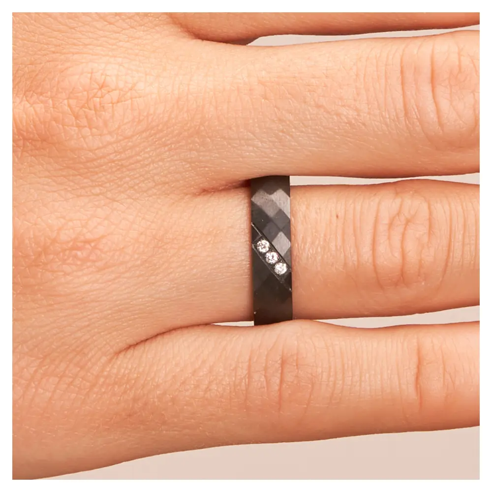Ehering aus Zirkonium mit strukturierter Oberfläche und 3 Diamanten auf Hand im Zoom