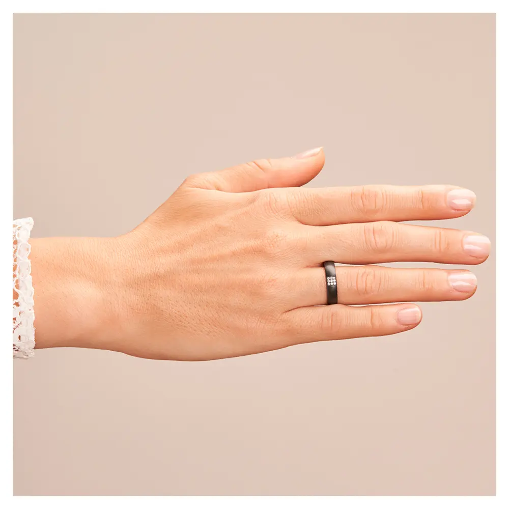 Ehering aus Zirkonium mit Diamanten als strahlendes Quadrat auf Hand