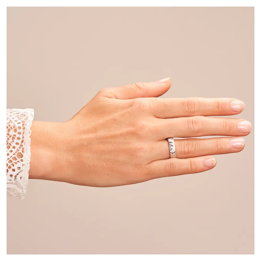 Ehering aus Weißgold mit Forever-Schriftzug und weißem Brillant auf Hand