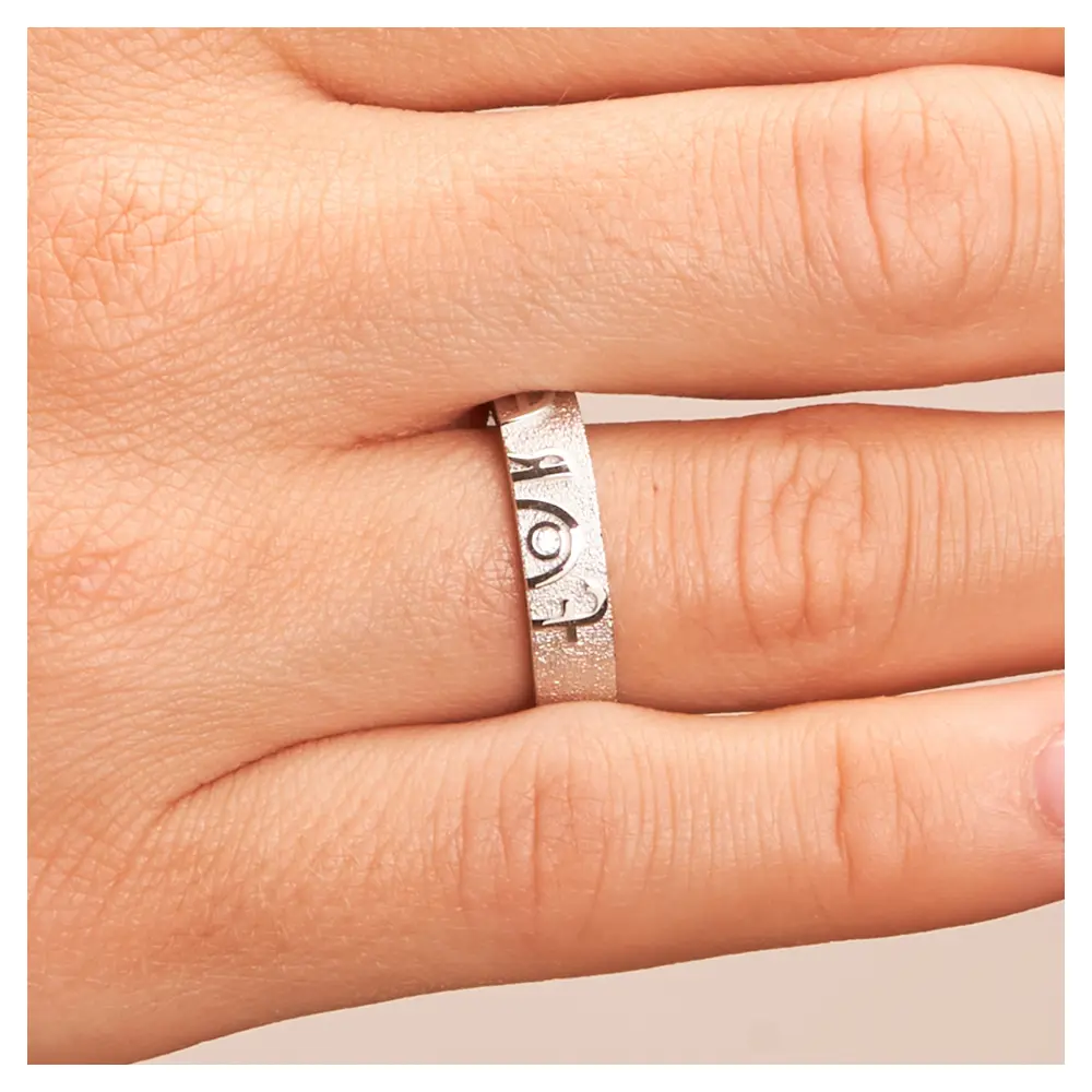 Ehering aus Weißgold mit Forever-Schriftzug und weißem Brillant auf Hand im Zoom