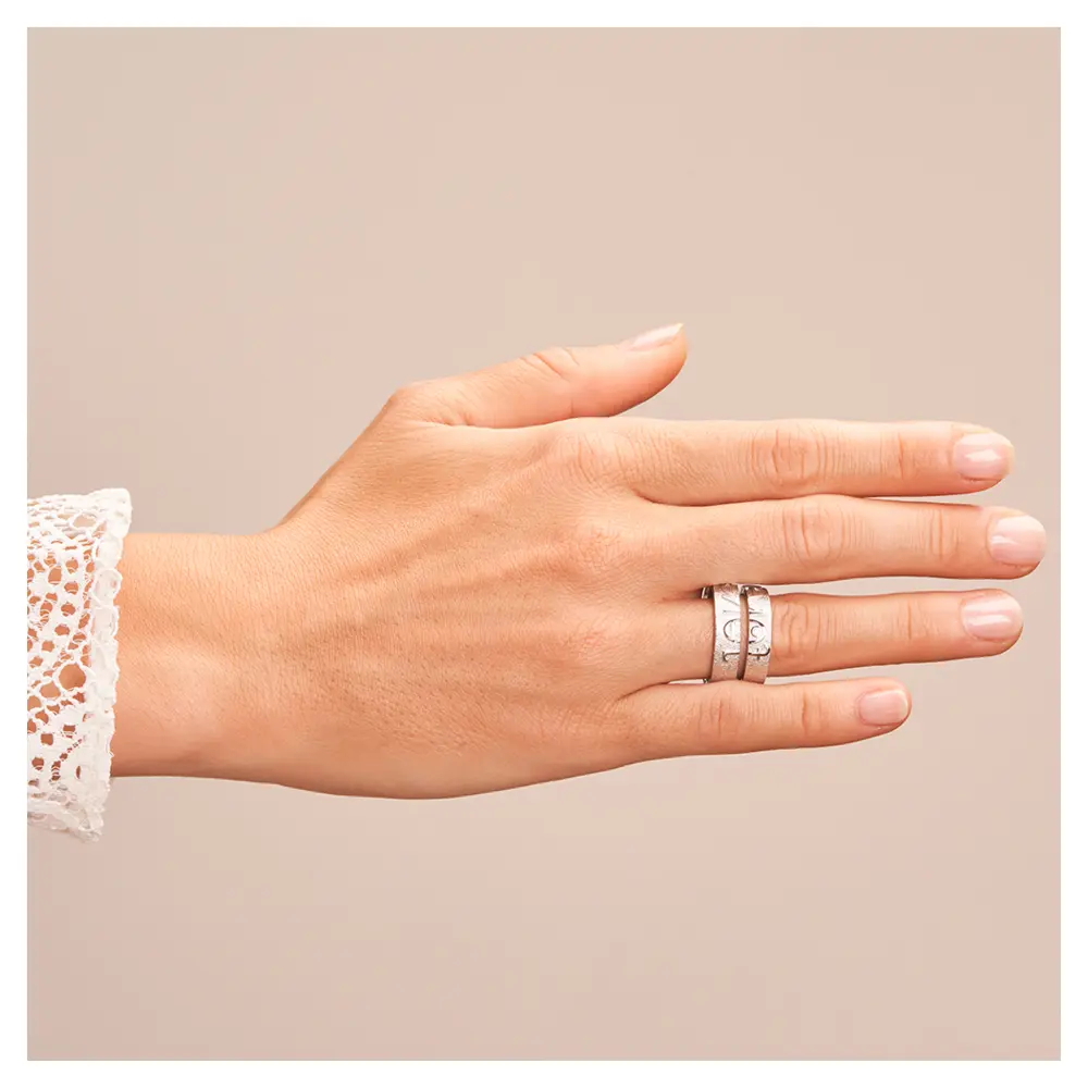 Eheringe aus Weißgold mit Forever-Schriftzug und weißem Brillant auf Hand