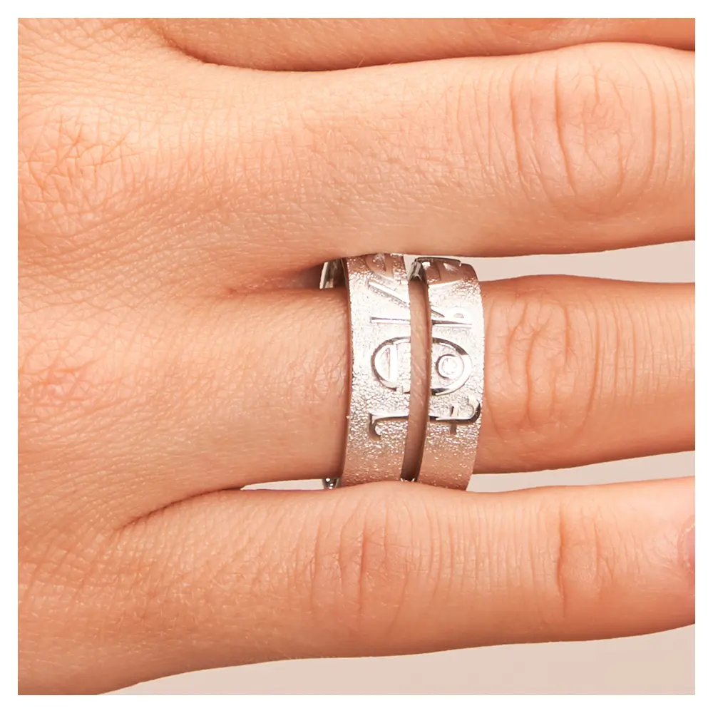 Eheringe aus Weißgold mit Forever-Schriftzug und weißem Brillant auf Hand im Zoom