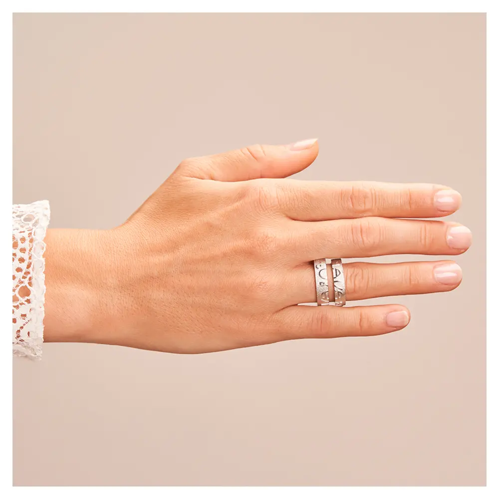 Eheringe aus Weißgold mit Forever-Schriftzug und weißem Brillant auf Hand - II