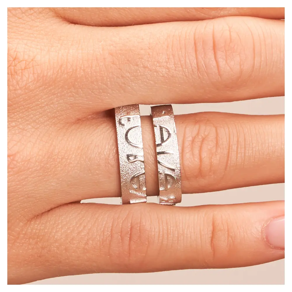 Eheringe aus Weißgold mit Forever-Schriftzug und weißem Brillant auf Hand im Zoom - II