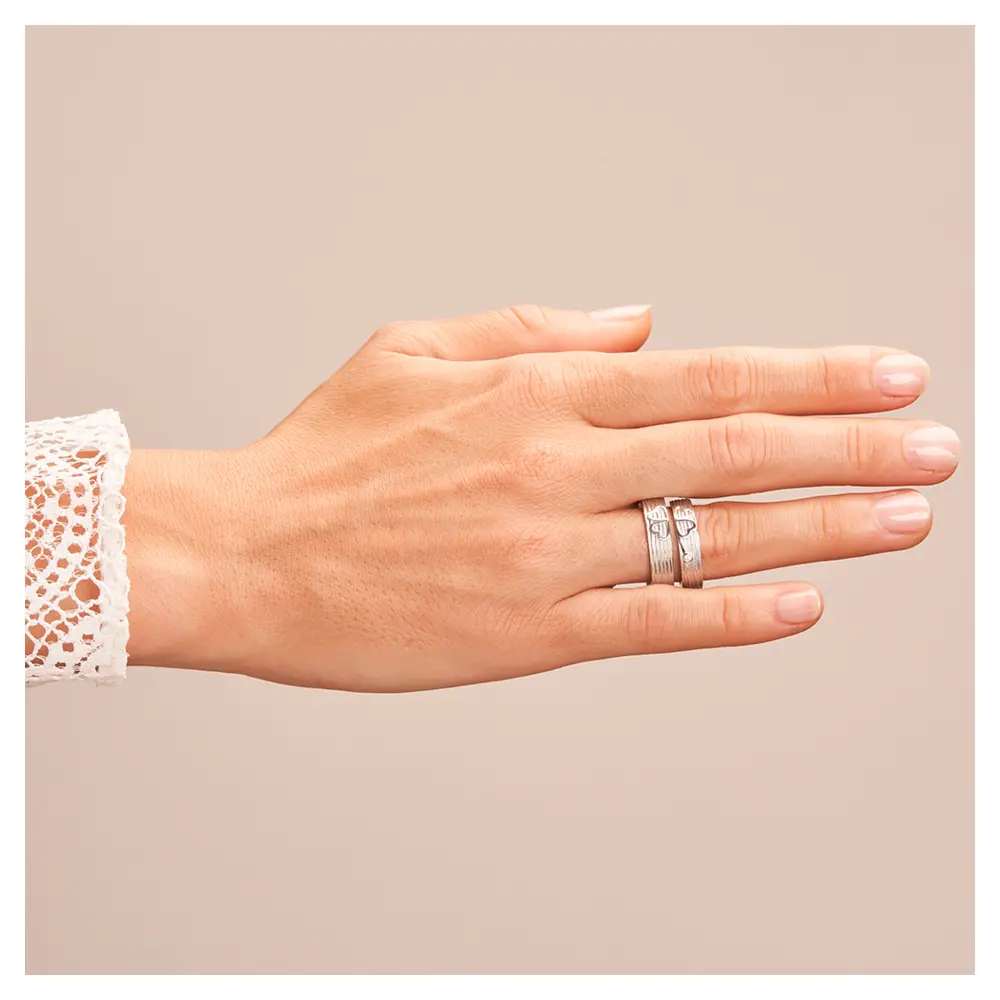 Eheringe aus 925er Silber mit ringübergreifendem Kleeblatt und Diamant auf Hand