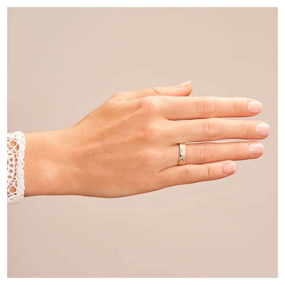 Ehering aus Gelbgold mit interessantem Paarfigur-Symbol auf Hand