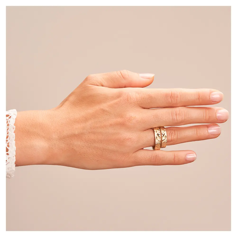 Eheringe aus Gelbgold mit Symbol für Glaube Liebe Hoffnung und Brillant auf Hand
