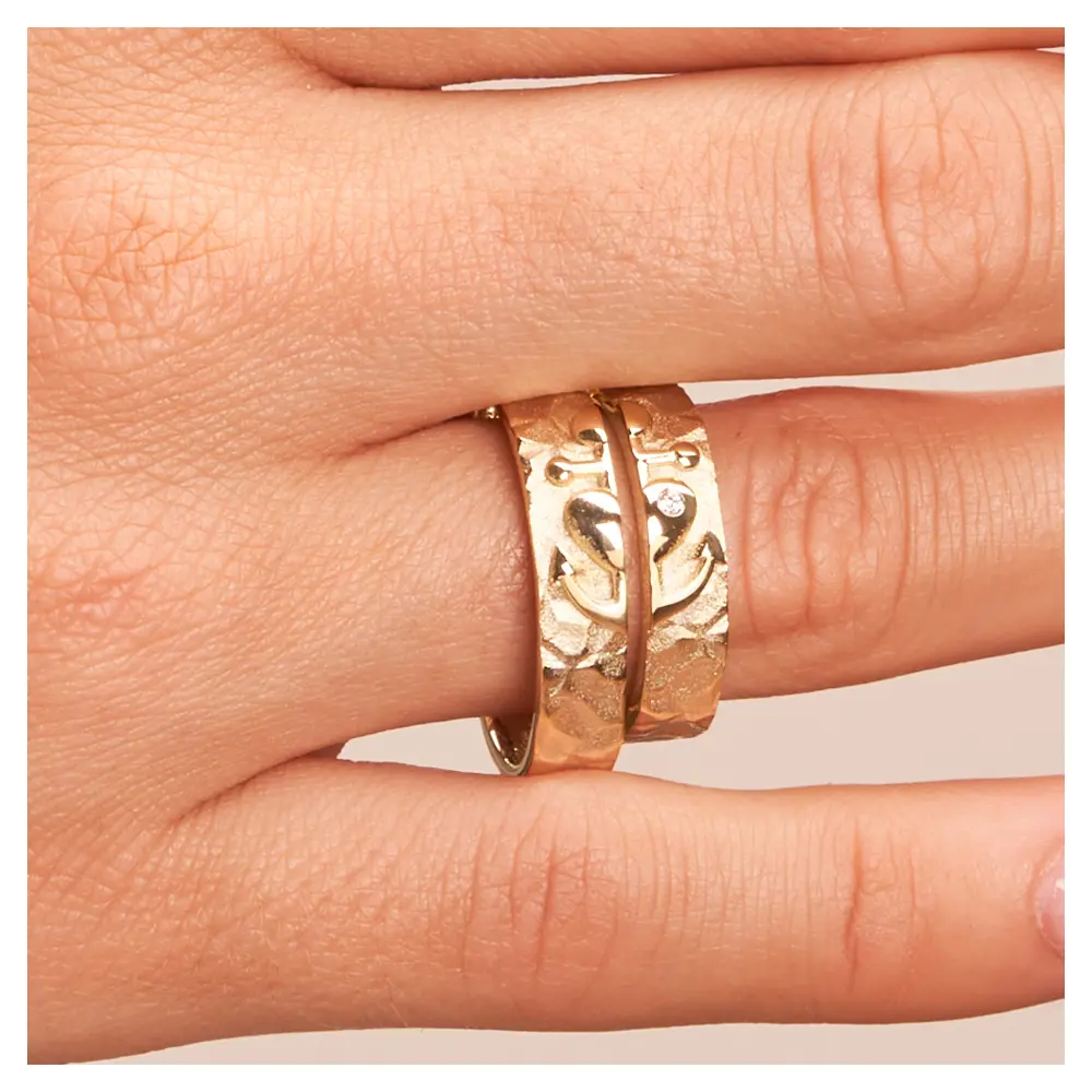 Eheringe aus Gelbgold mit Symbol für Glaube Liebe Hoffnung und Brillant auf Hand im Zoom