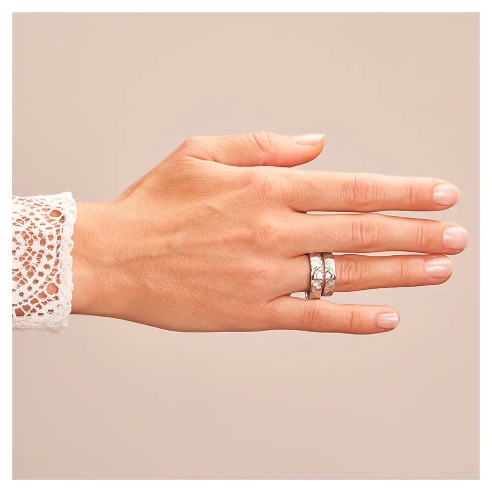 Eheringe aus 925er Silber mit Händen als ringübergreifendes Herzsymbol auf Hand 