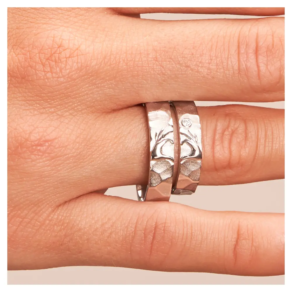 Eheringe aus 925er Silber mit Händen als ringübergreifendes Herzsymbol auf Hand im Zoom