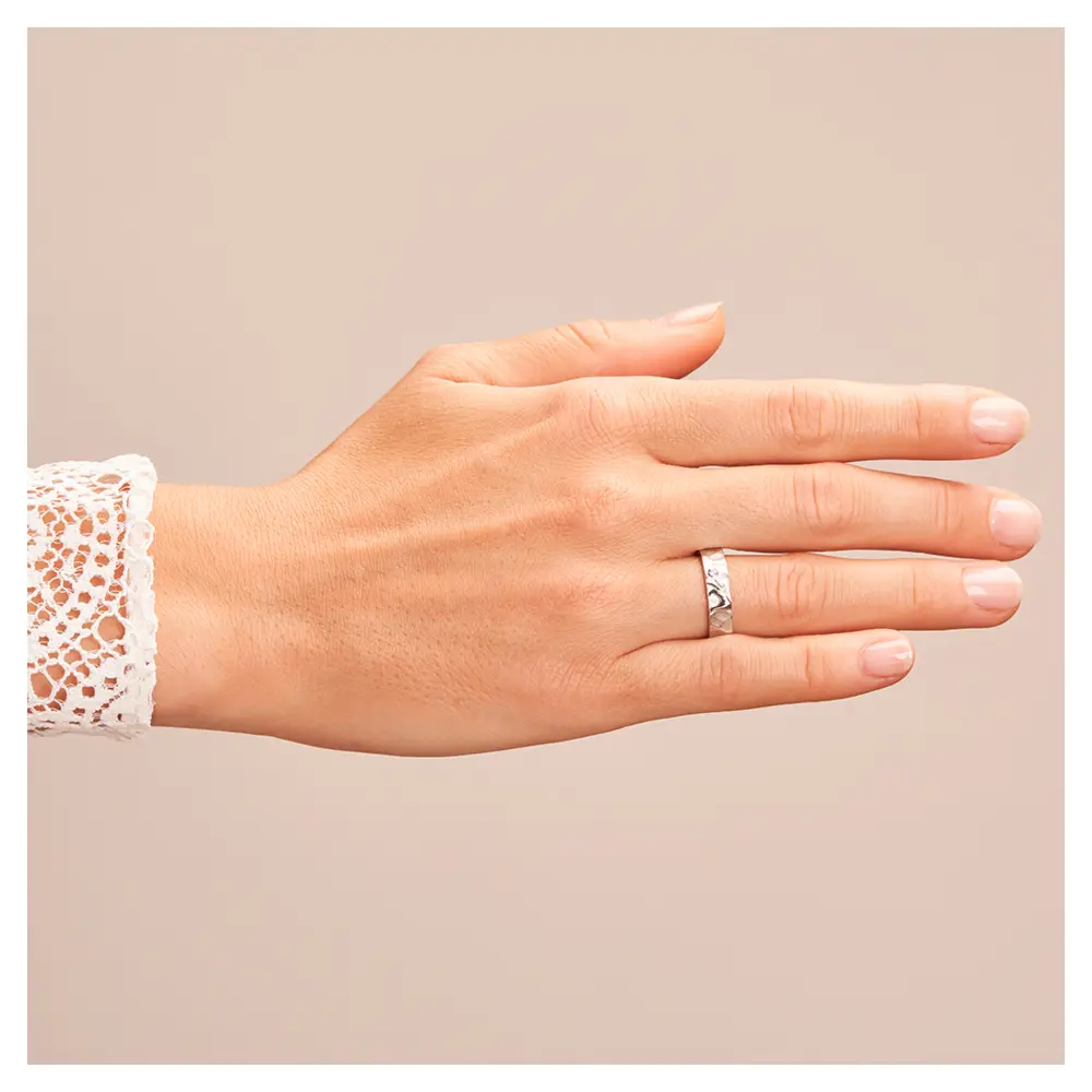 Ehering aus 925er Silber mit Händen als ringübergreifendes Herzsymbol auf Hand