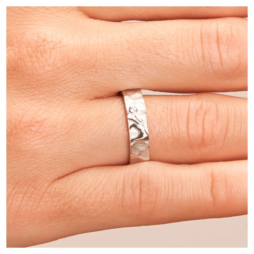 Ehering aus 925er Silber mit Händen als ringübergreifendes Herzsymbol auf Hand im Zoom